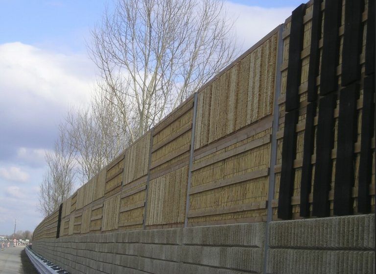 Im Osten Österreichs gibt es mittlerweile schon Lärmschutzwände aus Schilf (oben l.). Auch Holz kommt zum Einsatz. ASFINAG