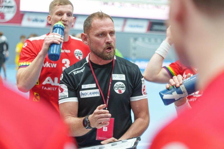 Impressionen vom bislang letzten Derby, das am 18. November 2023 in Hard anstand. Das Spiel wogte hin und her, letztlich trennten sich die beiden Rivalen vom Bodensee 29:29.Stiplovsek (5)