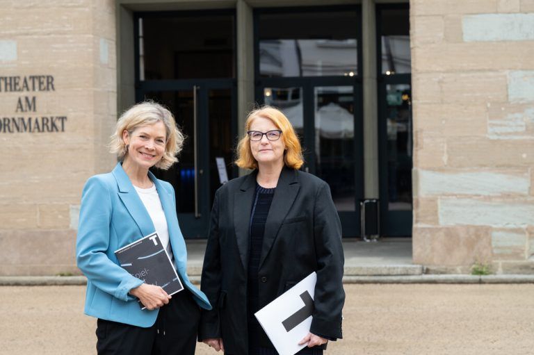 Kuges-Geschäftsführerin Monika Wagner (l.) und Intendantin Stephanie Gräve vor dem zu sanierenden Haus.Alexandra Serra