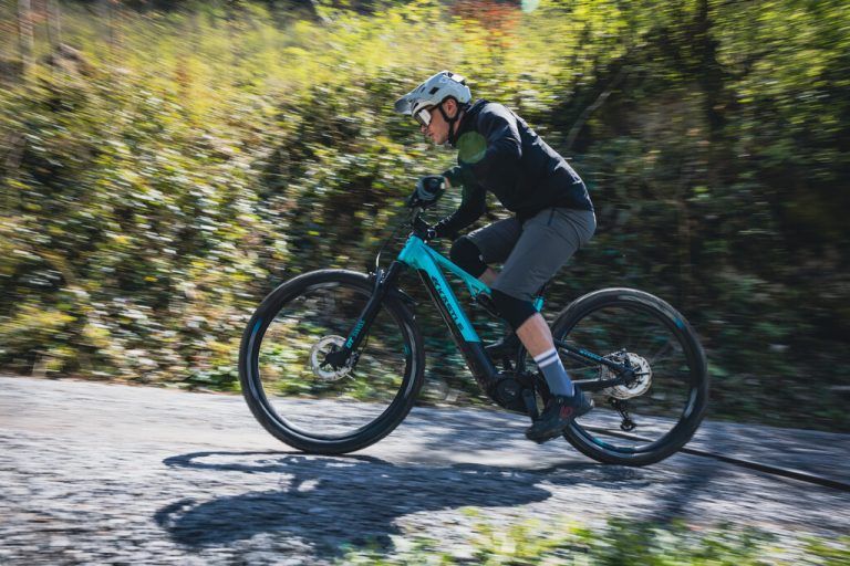 Kästle-Marketing-Direktor Markus Weeger testet das neue E-Mountainbike.kästle