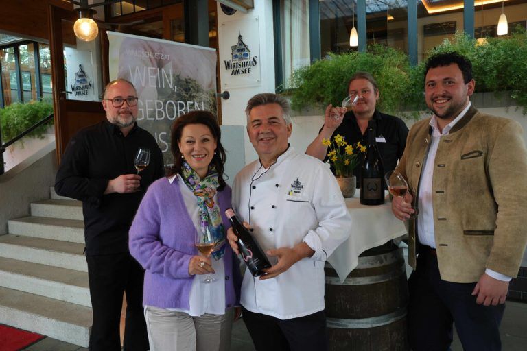 Küchenchef Christoph Neyer, Gastgeber Daniela und Martin Berthold, Servicechef „Flo“ und Winzer Ralph Waldschütz.Meusburger (7)