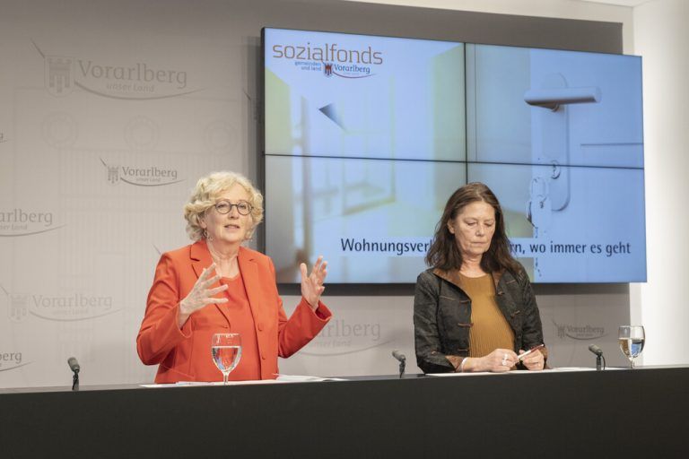 Landesrätin für Soziales Katharina Wiesflecker (l.) und ifs-Wohnen-Leiterin Heidi Lorenzi.Land Vorarlberg/C.Hefel