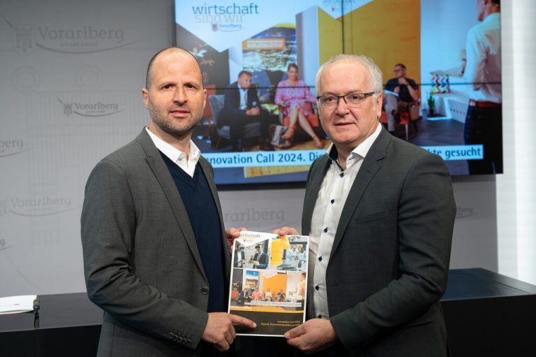 Landesrat Marco Tittler (links) und Gantner-Electronic-Geschäftsführer Elmar Hartmann.VLK/Serra