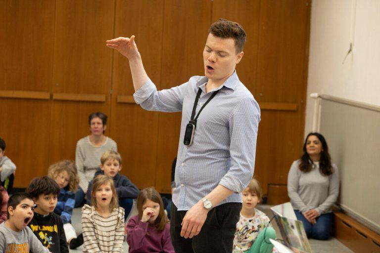 Leiter Jakob Peböck (rechts) bei den Proben mit den Kindern – auch Schuldirektor Andreas Haim (oben) spielt bei einem Lied mit. Hartinger (4)