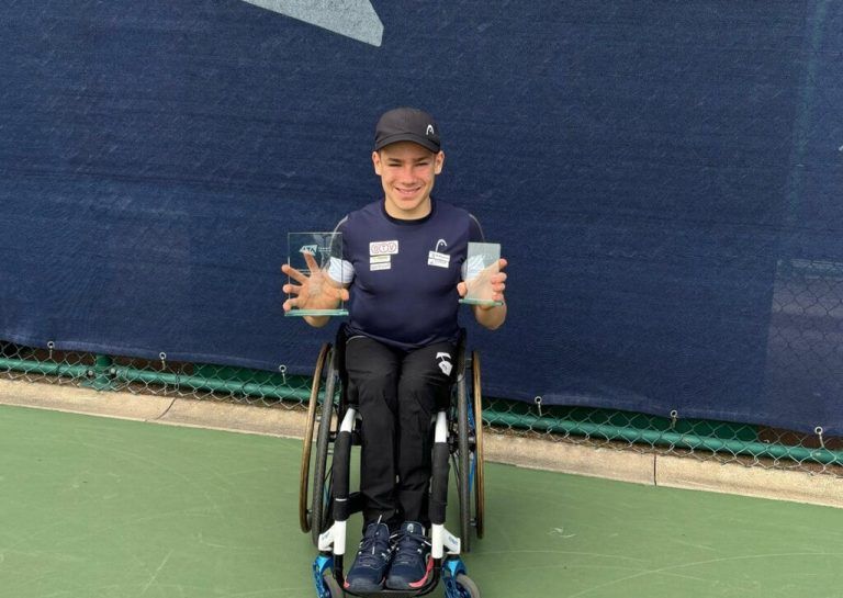 Maxi Taucher heimste wieder viele Punkte und Trophäen ein. Hier posiert er in London mit dem Siegerpokal im Einzel sowie dem Award als Doppel-Finalist. Privat