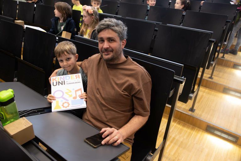 Maximilian und sein Vater Aurelian Cristae sind voller Spannung auf die Vorlesung.Hartinger (7)
