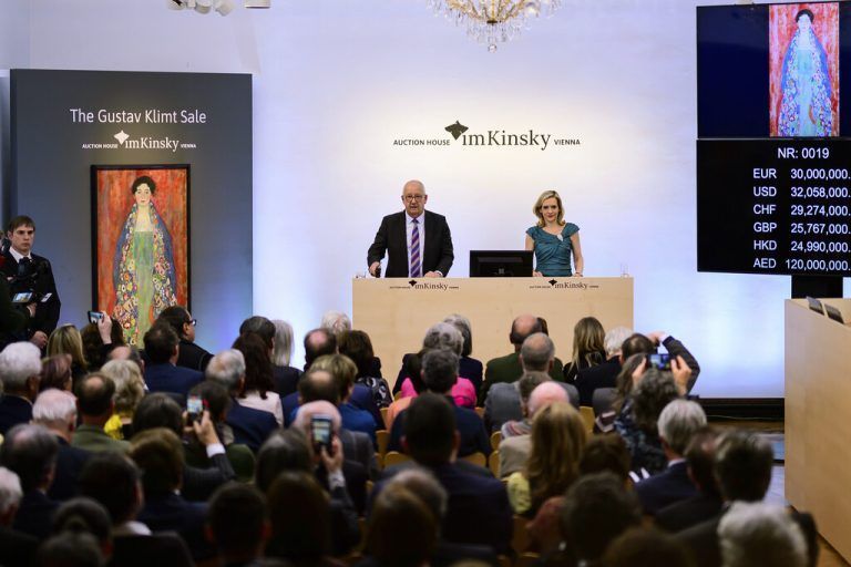 Michael Kovacek versteigert das Gemälde „Bildnis des Fräulein Lieser“ bei der Auktion in Wien.AP