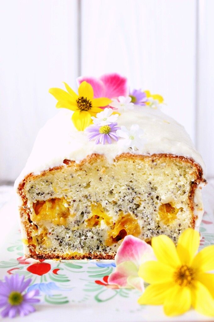 Mit Blüten dekoriert sieht dieser Kuchen unwiderstehlich aus.