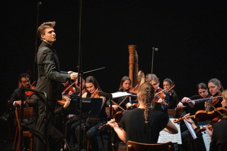 Nach den letztjährigen Osterkonzerten des jungen Orchesters unter seinem Gründer und Leiter Tobias Grabher (l.) war Michael Köhlmeier auch heuer wieder als Erzähler dabei.Beate Rhomberger (2)