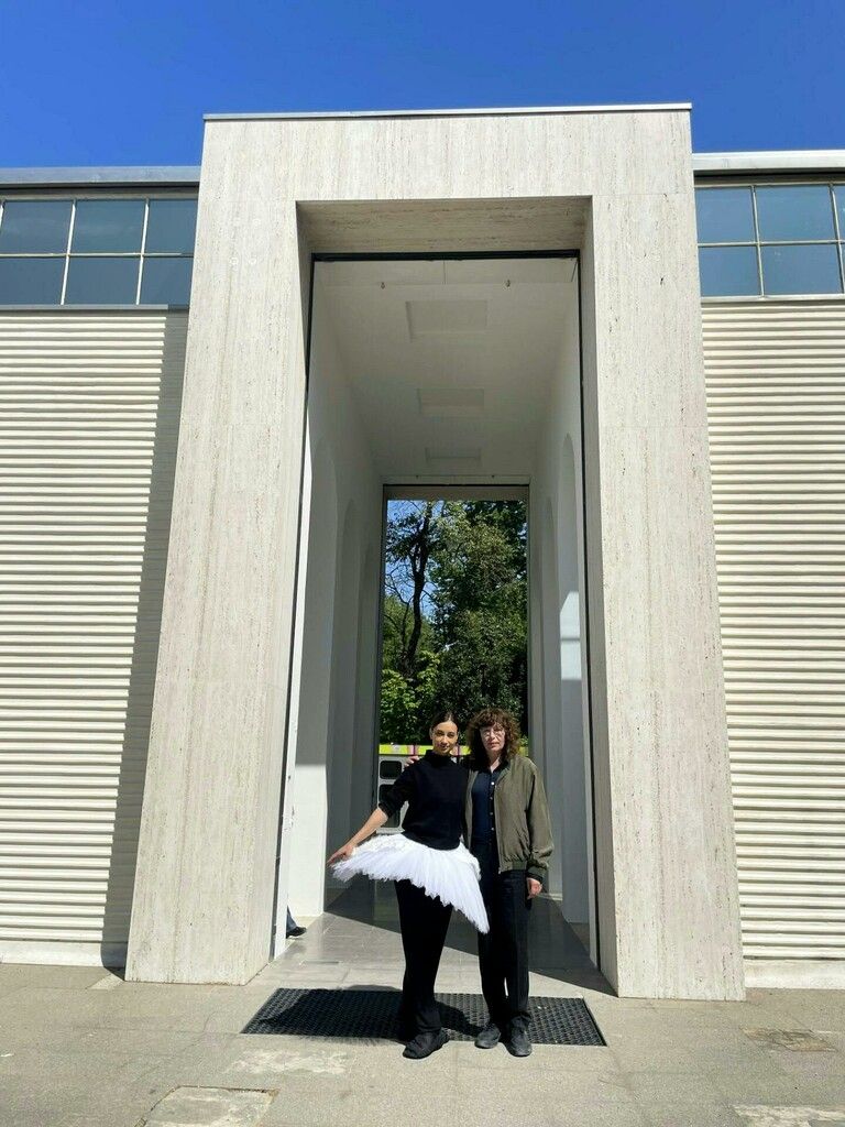 Oksana Serheieva (l.) und Anna Jermolaewa vor dem Österreich-Pavillon. APA/Wolfgang HUBER-LANG