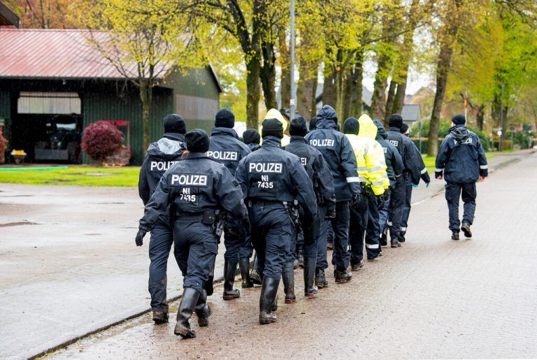 Polizisten auf der Suche nach dem kleinen Arian. DPA