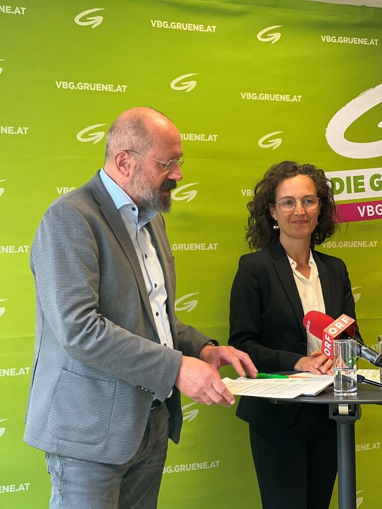 Raumplanungssprecher Bernhard Weber und Klubobfrau Eva Hammerer stellten das Papier vor. Grüne