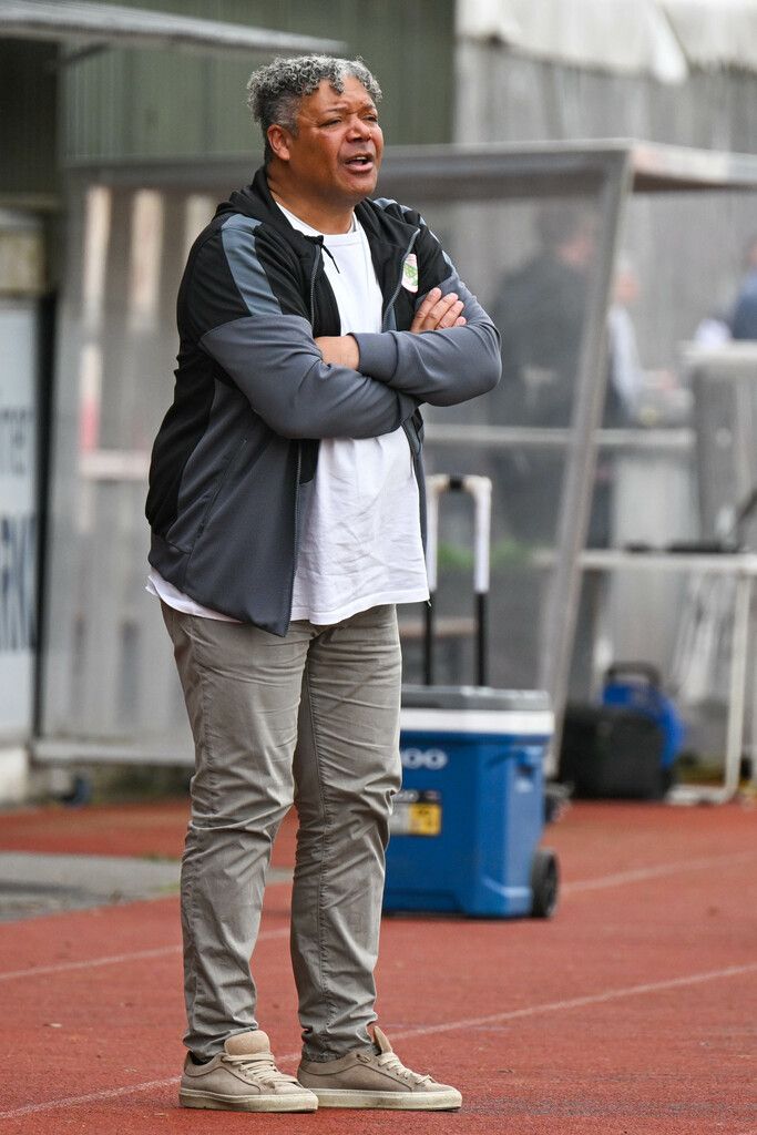 Seit Eric Orie beim FCD auch an der Seitenlinie steht, läuft es bei den Rothosen. GEPA/Lerch