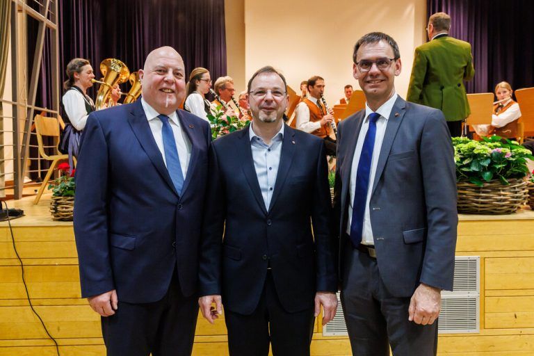Thomas Pinter, sein Nachfolger Gerd Fleisch und Landeshauptmann Markus Wallner (von links) bei der Amtsübergabe. VLK/Bernd Hofmeister