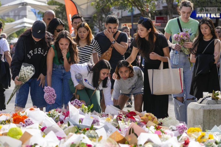 Trauer und Anteilnahme: Vor dem Einkaufszentrum lag ein Meer von Blumen.ap/mark baker