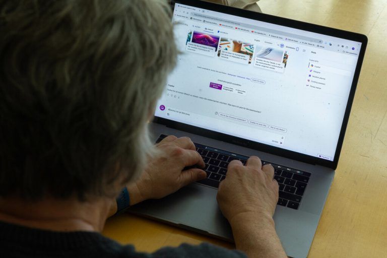 Wüschner zeigt, wie KI-basierte Systeme auf nicht schülergerechte Anfragen reagieren: Sie geben keine Antwort.Hartinger (3)
