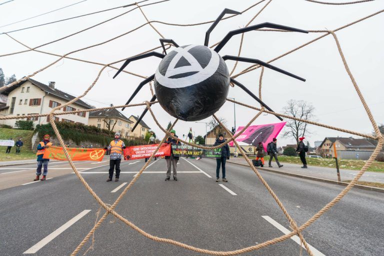 Aktivisten protestierten gegen den Bau des Stadttunnels, auch als Tunnelspinne bezeichnet, und blockierten dabei die Liechtensteinerstraße (L 191).Extinction rebellion