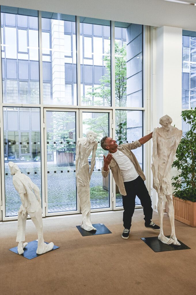 Armin Grunt mit seinen Figuren in Bregenz.Unika/Dejori
