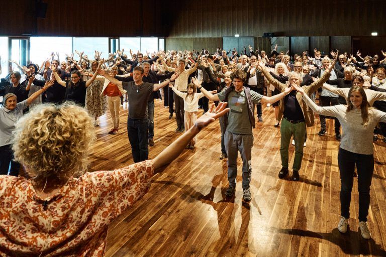 Auch das Publikum wurde miteinbezogen (l.). Das Leading-Team (oben) und eine Abordnung des SOV (mit Tentakel im Vordergrund) gaben einen Einblick in die neue Oper.Bregenzer Festspiele/ Anja Köhler (3)