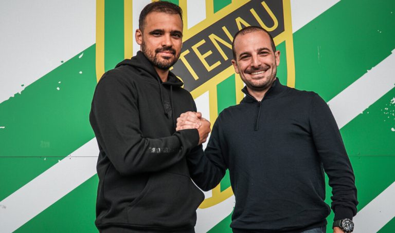 Austria-Sportdirektor Mirco Papaleo (r.) begrüßt den neuen Trainer Martin Brenner. Verein