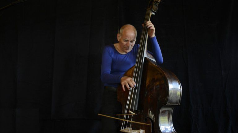 Bassist Peter Herbert. Veranstalter