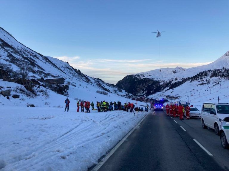 Bei dem Lawinenabgang wurden fünf Menschen verletzt, ein Skifahrer trug eine Querschnittslähmung davon und forderte 100.000 Euro.APA
