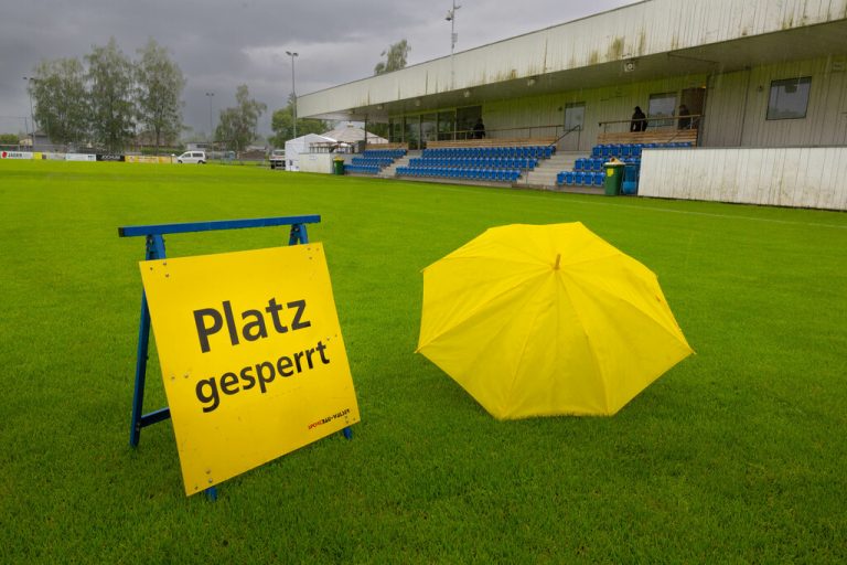 Bei der Admira rüsten sie sich für einen Open-Air-Tag. Klaus HArtinger