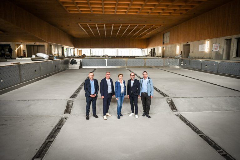 Bernhard Fink, Robert Pockenauer, Martina Rüscher, Bürgermeister Michael Ritsch und Wolfgang Winkler bei der Firstfeier. Mittelberger