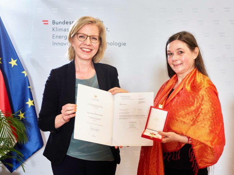Bianca Burtscher (rechts) und Ministerin Leonore Gewessler.Sebastian Reich