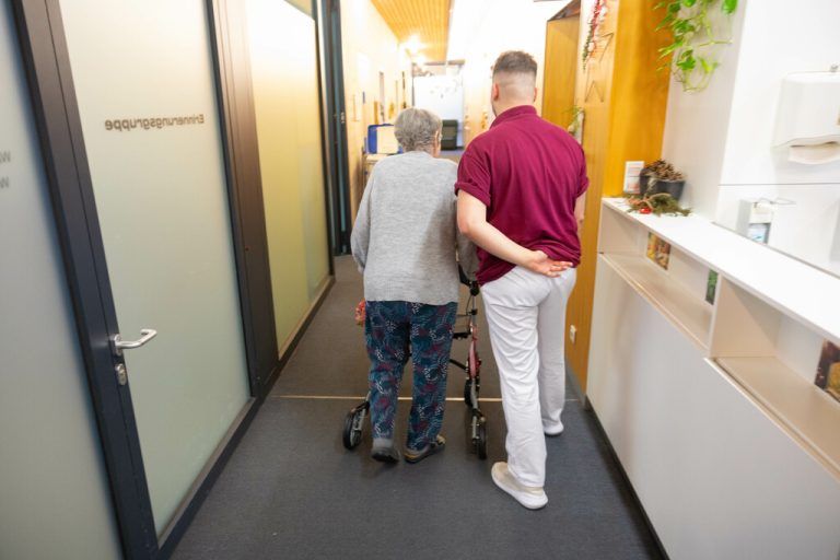 Bis 2030 werden in Vorarlberg fast 2300 neue Mitarbeiterinnen und Mitarbeiter in der Pflege benötigt.Symbolbild/Hartinger, VLK/Serra