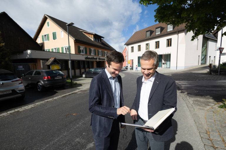 Bürgermeister Florian Themeßl-Huber und Projektbetreiber Beat Fleisch vor dem Gasthof Krone. ?????dkdsjflsdfajö