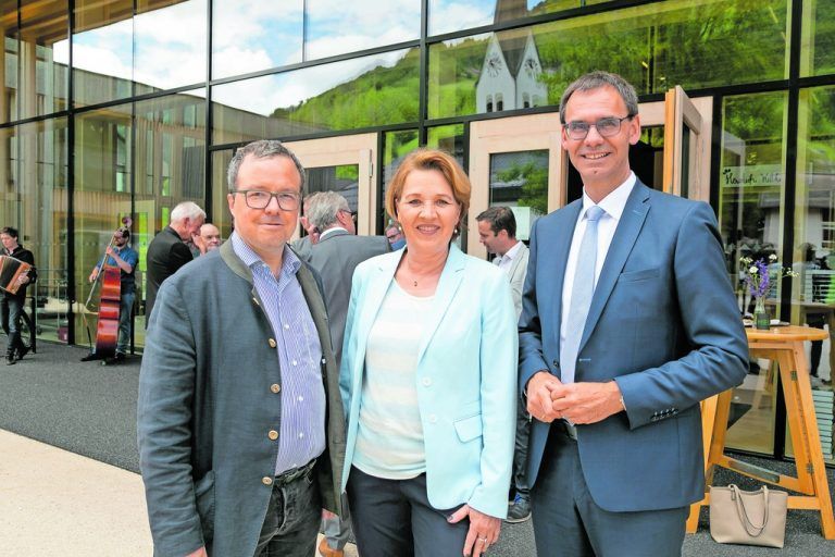 Bürgermeister Tobias Bischofberger mit Andrea Kaufmann und Markus Wallner.VLK