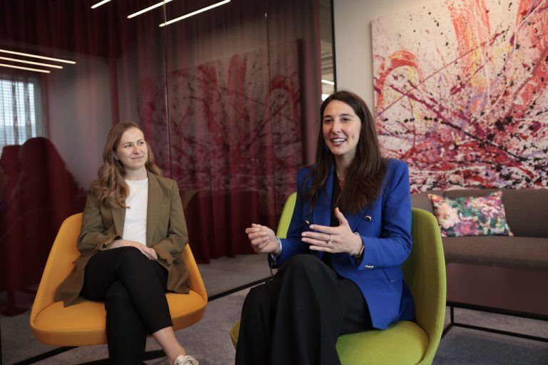 Christina Hörburger (links) und Sophia Kircher beim NEUE-Interview.Hartinger (4)