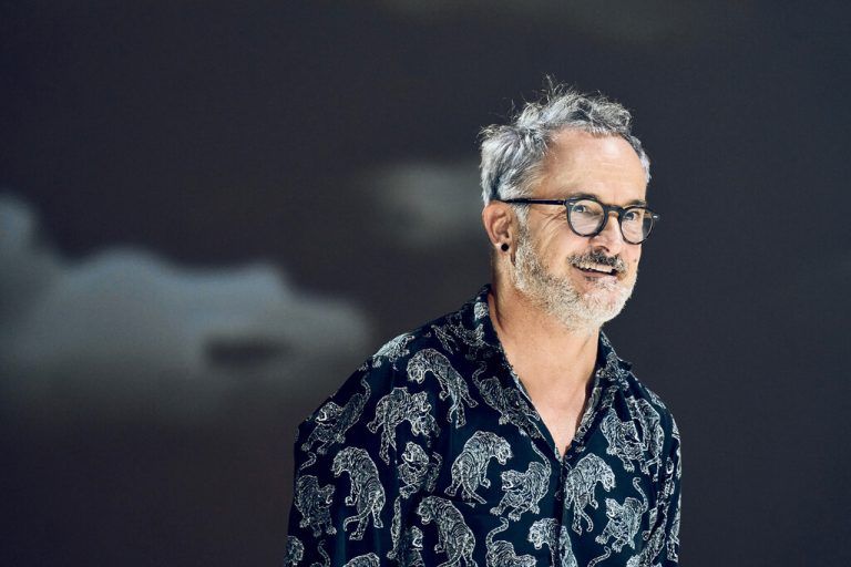 Das Aktionstheaer Ensemble in „All about me“; Regisseur Martin Gruber (r.)Gerhard Breitwieser/ anja koehler