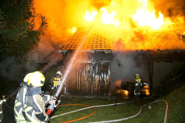 Großes Bild: Das am 2. Mai abgebrannte Bauernhaus in Blons. Kleines Bild: Gerichtspsychiater Reinhard Haller stellte in einem Gutachten fest, dass der Angeklagte sich zur Tatzeit in einer kurzfristigen Psychose befand. ⇒mathis, hartinger