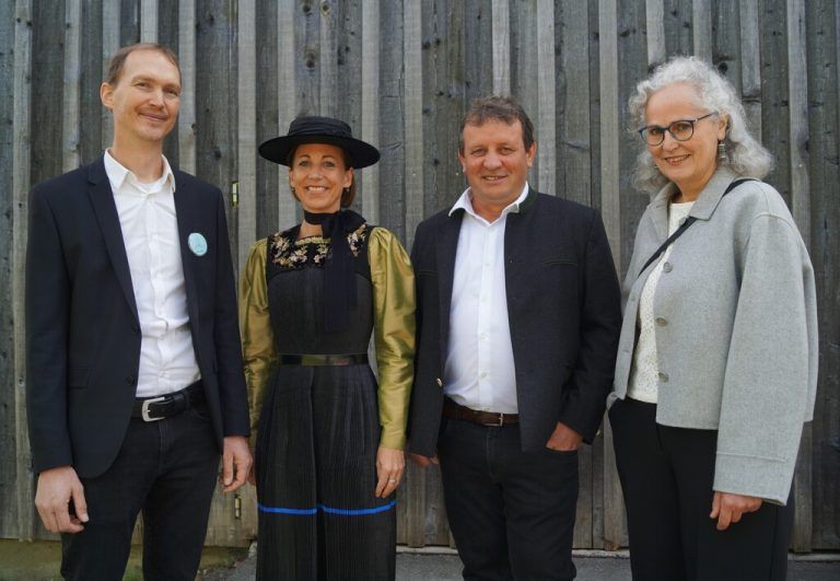 Der Leiter des Bürgerheims Bernhard Kempf, Angelika-Kaufmann-Museumsleiterin Marina Stiehle, Bürgermeister Seftone Schmid und Historikerin Annelies Nitsch (v.l.).Yasmin Ritter (7)