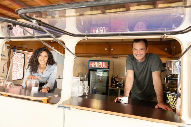 Die Betreiber des Honolulu Hotels: Rahel Schoenthal und Roland Lang im Kaffee-Truck.Hartinger