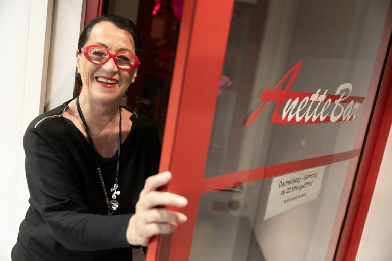Die Dame des Hauses: Annette öffnet die Tür zur Bar.