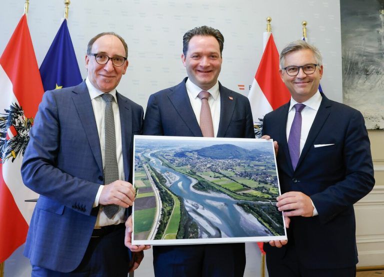 Die Minister Johannes Rauch, Norbert Totschnig und Magnus Brunner (von links) gaben die Einigung bekannt.APA/Helmut Fohringer
