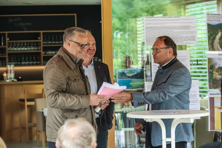 Die Übergabe der Unterschriften durch Kurt Krottenhammer, Sprecher der Achtalweg-Freunde, an ÖVP-Klub­obmann Roland Frühstück stieß auf großes Interesse. Steurer (3)