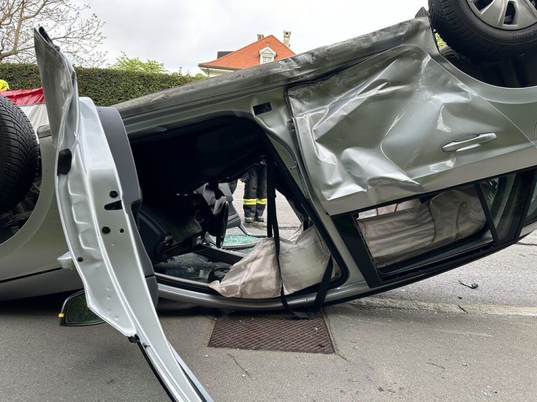 Ein Auto kam auf dem Dach zu liegen.Mayer