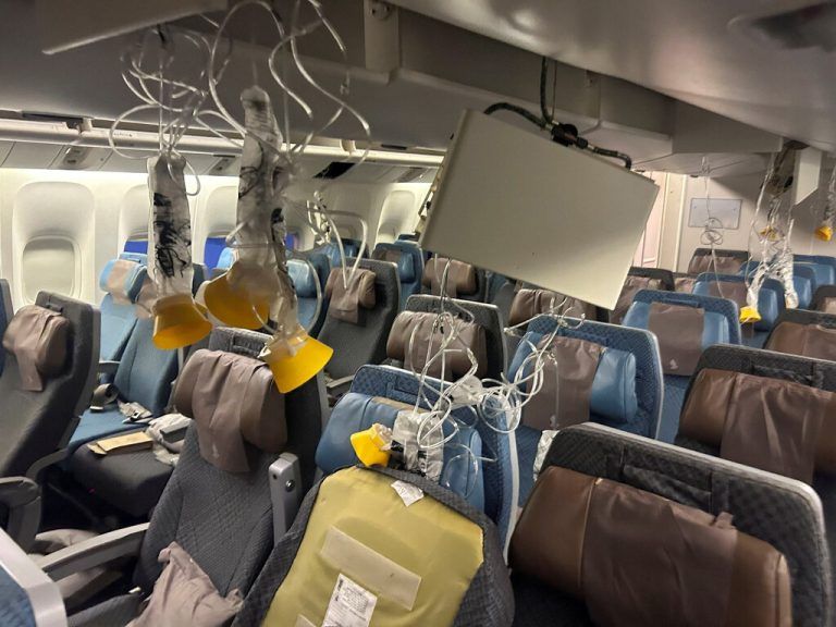 Ein Bild der betroffenen Boeing nach der Notlandung in Bangkok.reuters