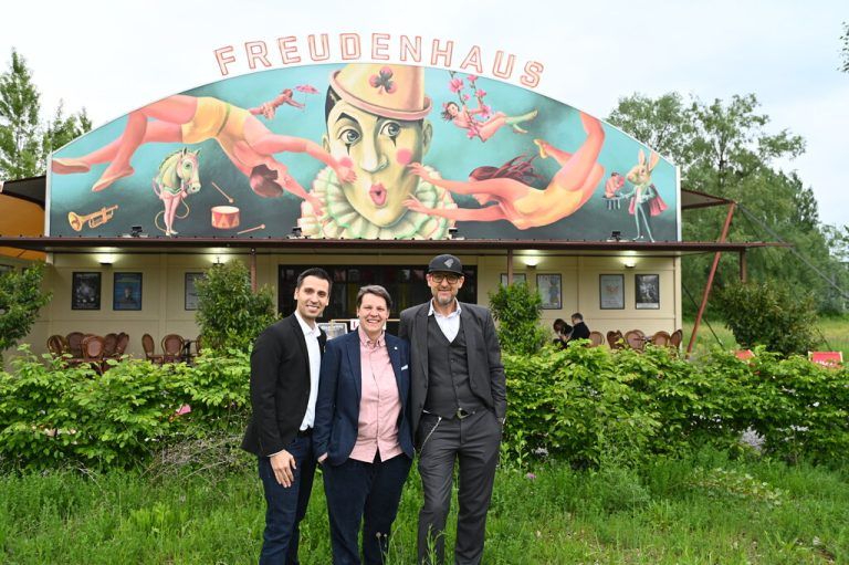 Gastgeber Roman Zöhrer und Lisa-Marie Berkmann mit Christian Stadler (l.) von MO Catering.Andrea Fritz-Pinggera (7)