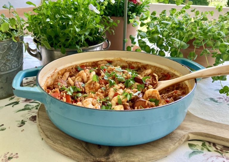 Genießen Sie das mediterrane Flair: Chorizo und Garnelen vereint in einer herzhaften Reispfanne.Ulrike Hagen