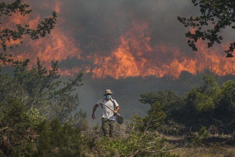 Heftige Waldbrände wüteten im Vorjahr unter anderem auf der Insel Rhodos.AP Photo/Petros Giannakouris