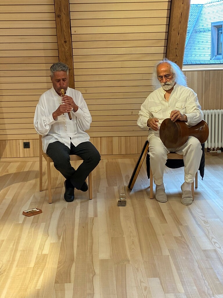 Khosro Soltani (l.) mit dem Duduk und Mohammad Ghavi-Helm an Trommel und Tambourin. Oben Peter Herbert in der Prälatur.Katharina von Glasenapp, Nathalie Morscher