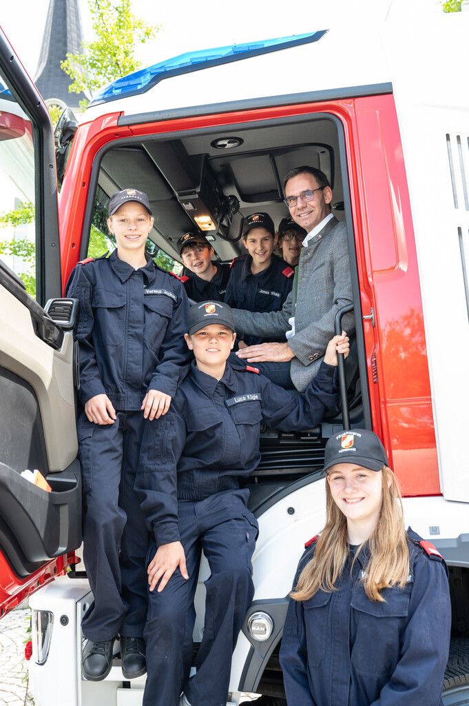 LH Markus Wallner und die Feuerwehrjugend im neuen Fahrzeug.land vorarlberg