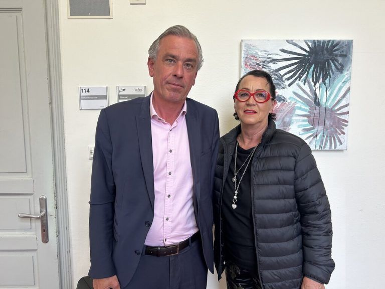 Links: Privatbeteiligtenvertreter Stephan Wirth mit Barbetreiberin Annette Teichmann. Oben: Der Angeklagte vor Gericht. NEUE