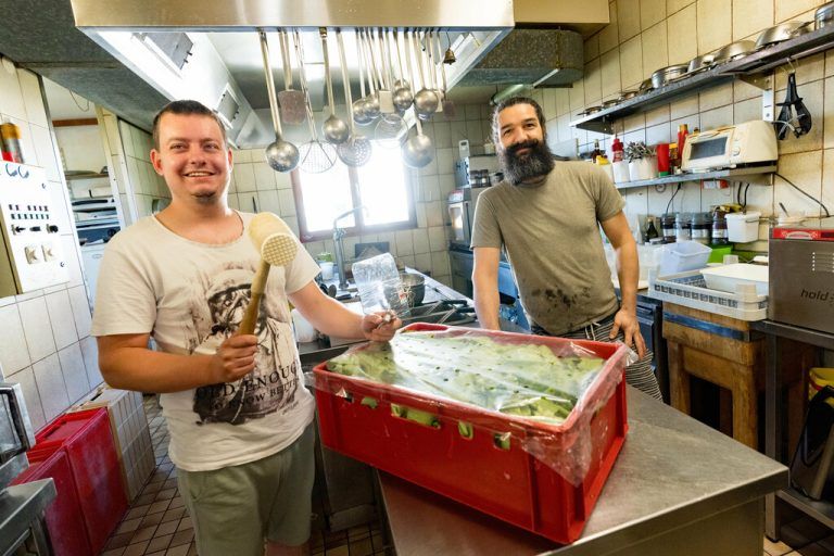 Luca mit seinem Chef Jakob „Jack“ Blank an seinem Arbeitsplatz.Dietmar Stiplovsek (4)