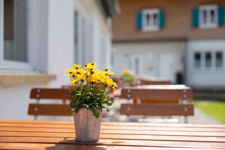 Oben: Lubica und Tayfur Güllü vor ihrem neuen Projekt, dem Riefensberger Adler.Rechts: Impression aus dem Gastgarten.